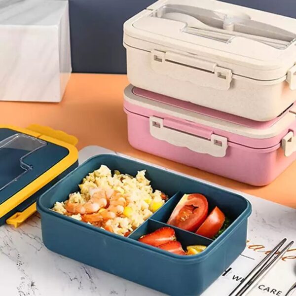 microwavable plastic lunch box with cutlery