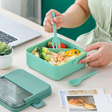 Plastic lunch box with crisper microwavable