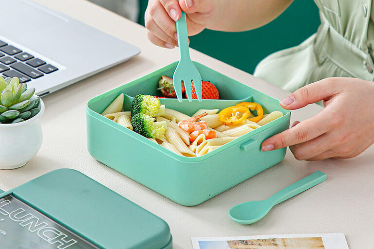 Custom Plastic Lunch Box with Crisper Tray Microwavable Bento Box (4) Plastic lunch box with crisper microwavable