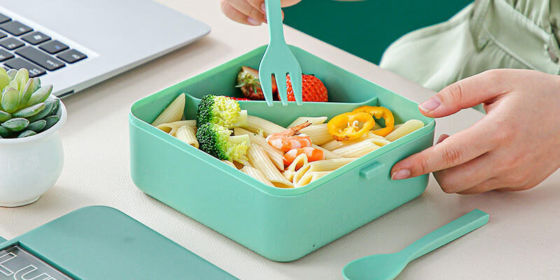 Plastic lunch box with crisper microwavable